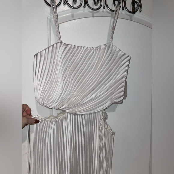 Alice + Olivia Powell Pleated Jumpsuit w/ Cutouts In White Size 12 - Picture 8 of 9